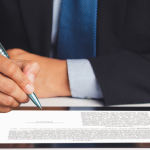 Contratos digitais e compras online exigem cuidados jurídicos destacados por Hebron Costa Cruz de Oliveira.