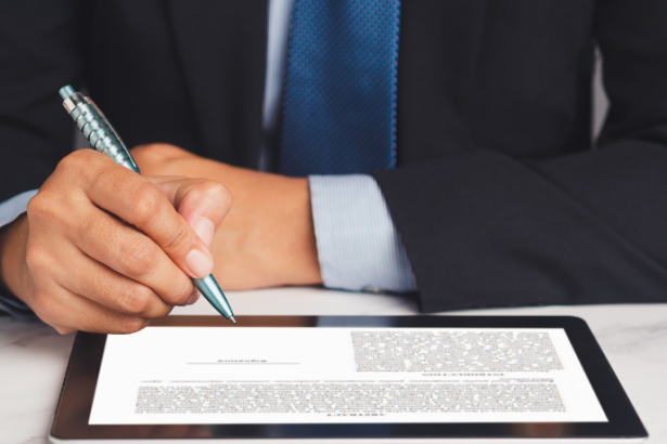 Contratos digitais e compras online exigem cuidados jurídicos destacados por Hebron Costa Cruz de Oliveira.