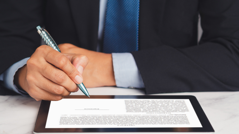 Contratos digitais e compras online exigem cuidados jurídicos destacados por Hebron Costa Cruz de Oliveira.