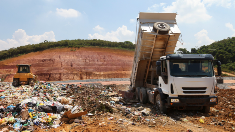 Aterro sanitário com critérios técnicos e operação correta analisados por Odair Jose Mannrich.