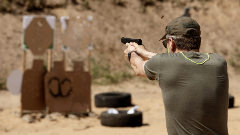 Estratégia e precisão no treinamento de tiro são fundamentos para uma atuação armada responsável, destaca Ernesto Kenji Igarashi.