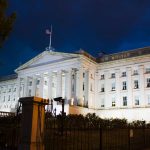 Edifício do Tesouro dos Estados Unidos iluminado ao entardecer em Washington, D.C.