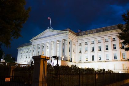 Edifício do Tesouro dos Estados Unidos iluminado ao entardecer em Washington, D.C.