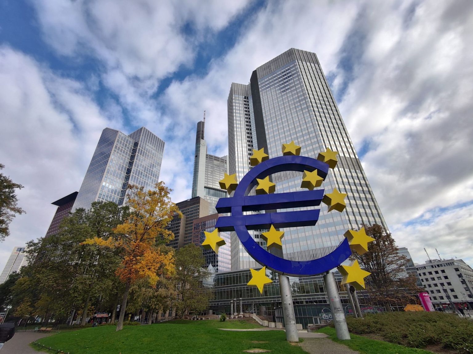Escultura do euro diante de arranha-céus no distrito financeiro de Frankfurt, na Alemanha