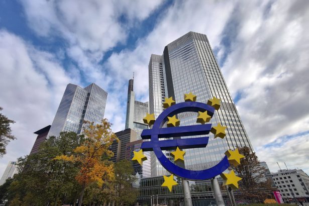 Escultura do euro diante de arranha-céus no distrito financeiro de Frankfurt, na Alemanha