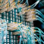 Cabos azuis conectados a módulos de um sistema em um data center.