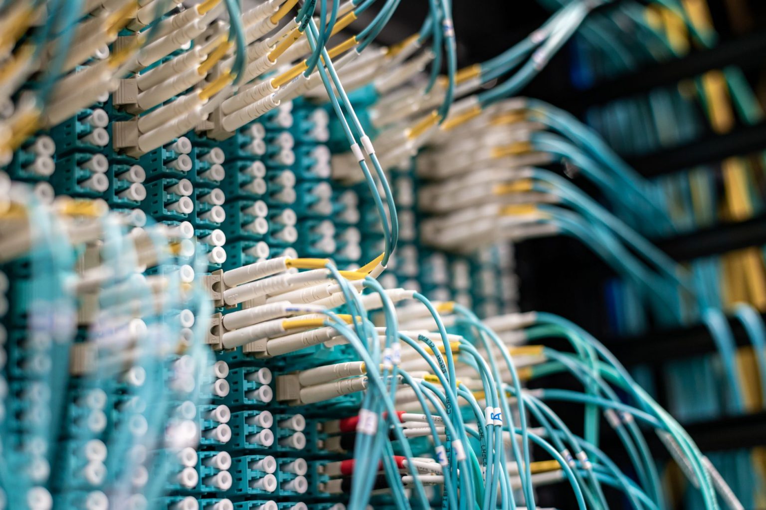 Cabos azuis conectados a módulos de um sistema em um data center.