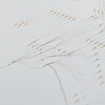 Rede digital abstrata com conexões luminosas e fluxo de dados em fundo escuro.