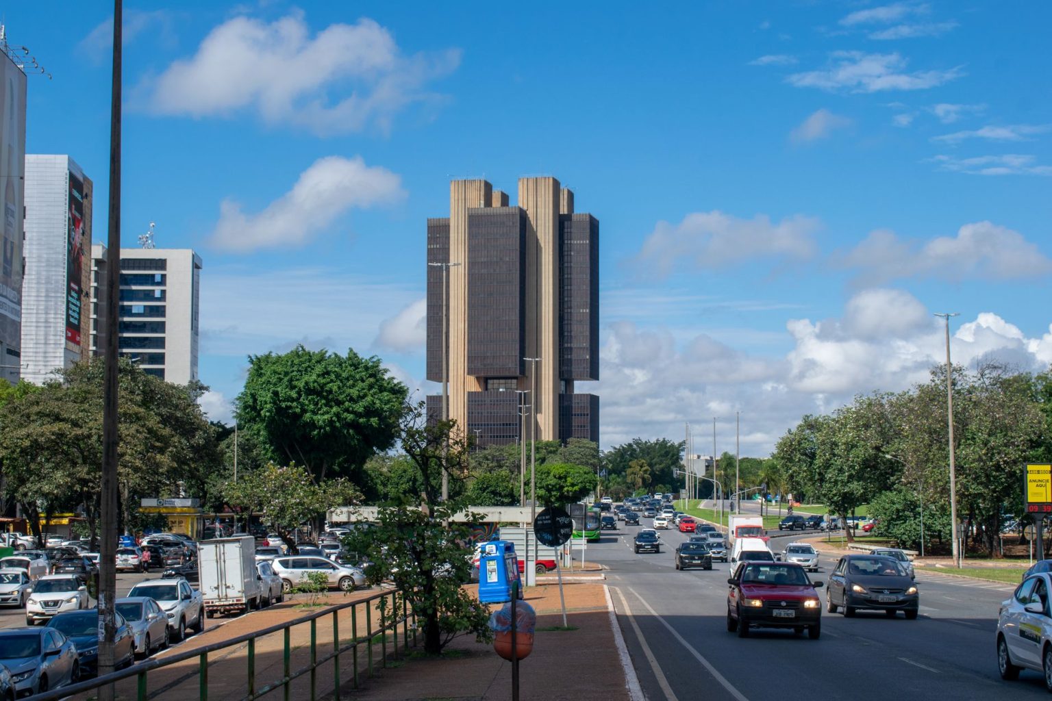 Vista do edifício do Banco Central do Brasil em Brasília sob um céu colorido