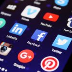 Ícones de redes sociais e comunicação digital conectados em uma representação de rede.