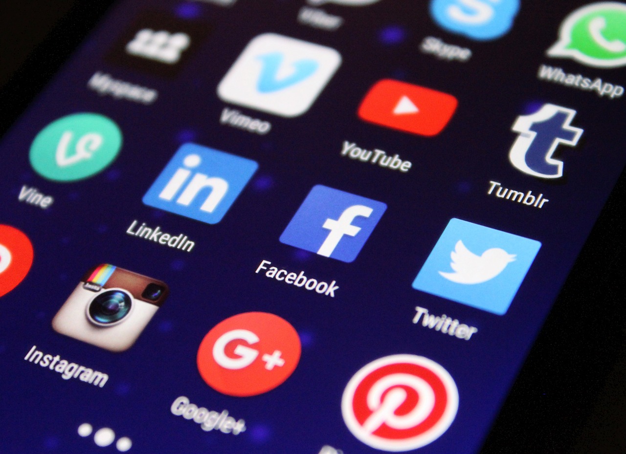 Ícones de redes sociais e comunicação digital conectados em uma representação de rede.